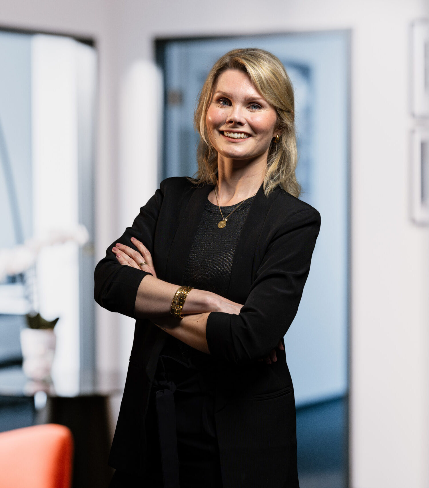 Portraitfoto Mitarbeiterin im Büro hecama